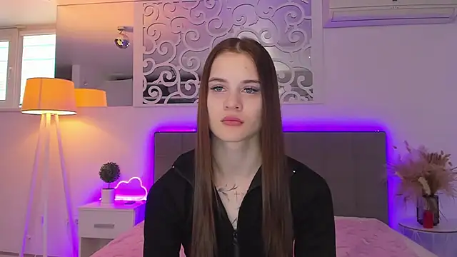 LuisaClover online show from February 2026 01:35:02 PM