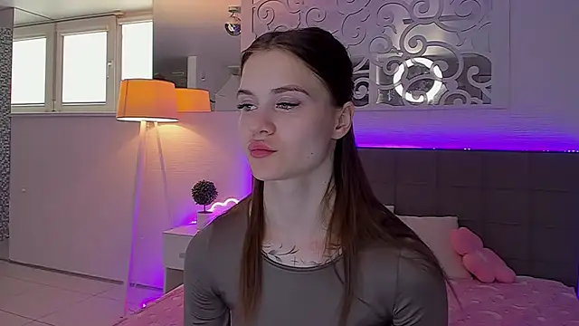 LuisaClover online show from April 2026 12:31:02 PM