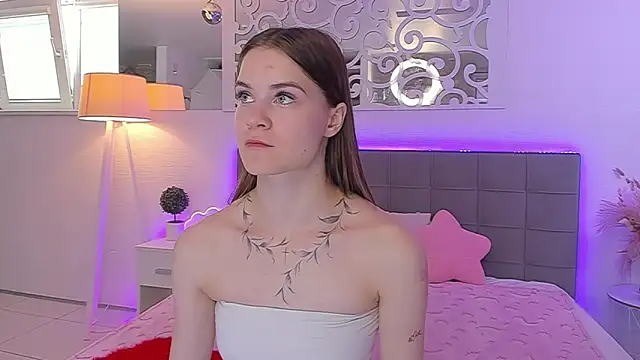 LuisaClover online show from June 2026 12:21:01 PM