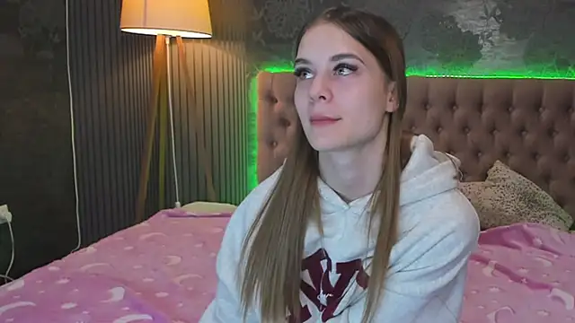 Snapshot of LuisaClover chatting on November 2025 01:15:02 PM LuisaClover online show from November 2025 01:15:02 PM