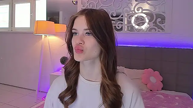 LuisaClover online show from April 2026 12:25:02 PM