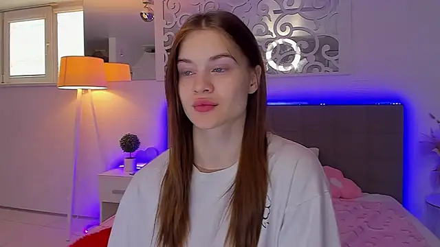 LuisaClover online show from April 2026 12:23:01 PM