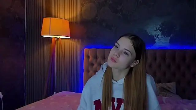 Snapshot of LuisaClover chatting on November 2025 01:10:02 PM LuisaClover online show from November 2025 01:10:02 PM