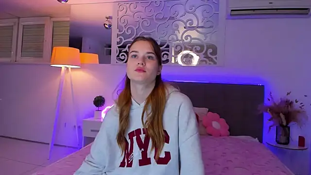 Snapshot of LuisaClover chatting on December 2025 01:56:01 PM LuisaClover online show from December 2025 01:56:01 PM