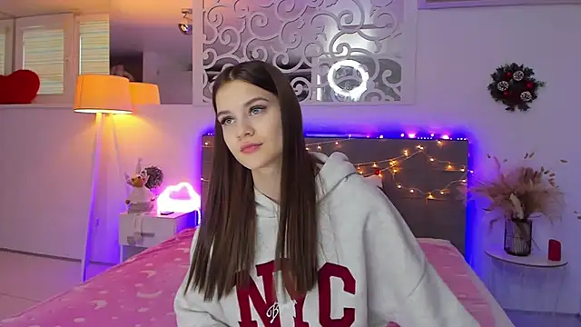 Snapshot of LuisaClover chatting on December 2025 01:17:02 PM LuisaClover online show from December 2025 01:17:02 PM