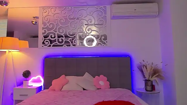 LuisaClover online show from February 2026 01:08:01 PM