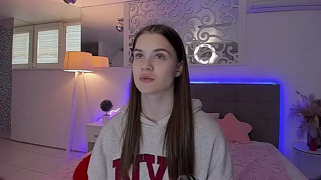 LuisaClover online show from April 2026 12:17:01 PM