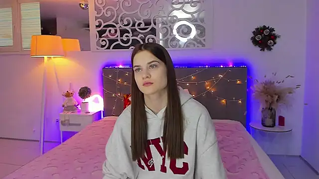 LuisaClover online show from December 2025 01:11:02 PM