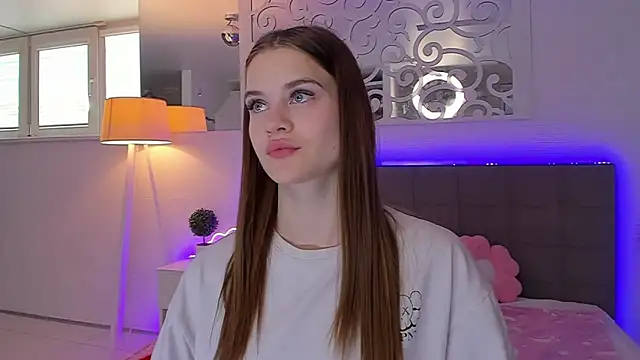 LuisaClover online show from May 2026 12:19:01 PM