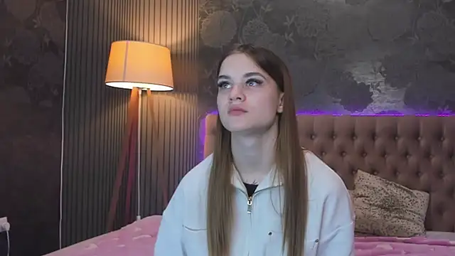 Snapshot of LuisaClover chatting on November 2025 01:04:01 PM LuisaClover online show from November 2025 01:04:01 PM