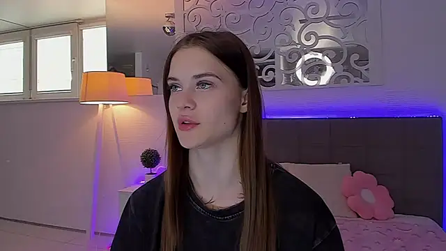 LuisaClover online show from May 2026 12:17:01 PM