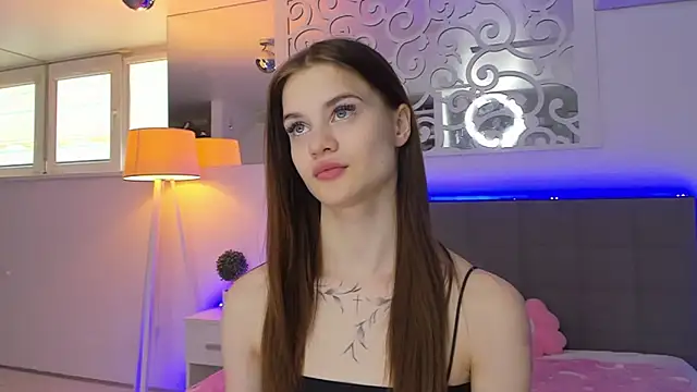 LuisaClover online show from March 2026 01:18:02 PM