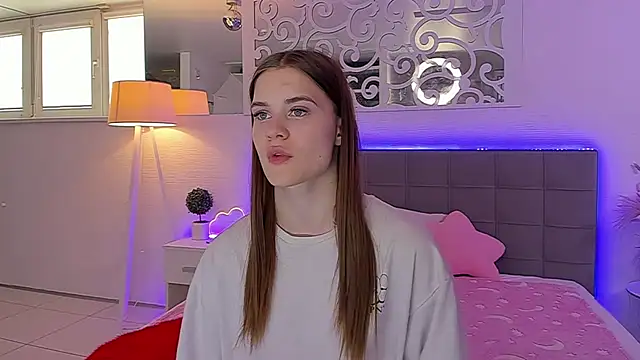 LuisaClover online show from June 2026 12:17:02 PM