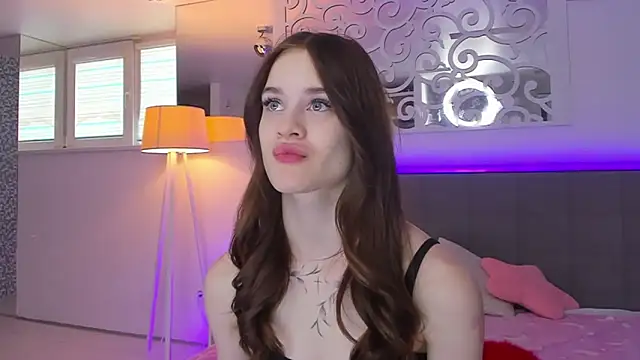 LuisaClover online show from February 2026 01:22:01 PM