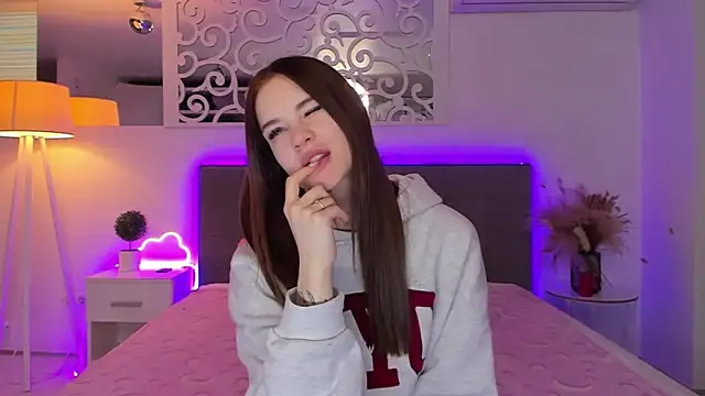 LuisaClover online show from February 2026 01:24:02 PM