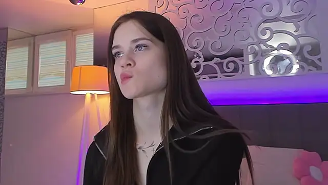 LuisaClover online show from February 2026 01:22:01 PM