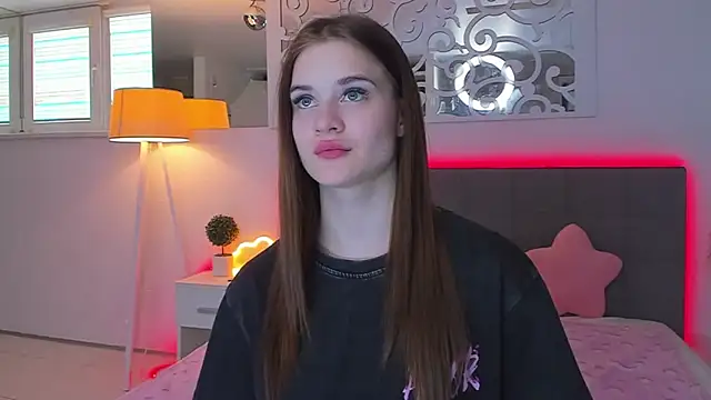 LuisaClover online show from April 2026 12:23:01 PM