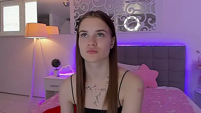 LuisaClover online show from May 2026 12:22:02 PM