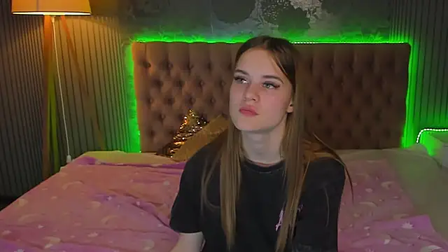 Snapshot of LuisaClover chatting on November 2025 02:42:01 PM LuisaClover online show from November 2025 02:42:01 PM