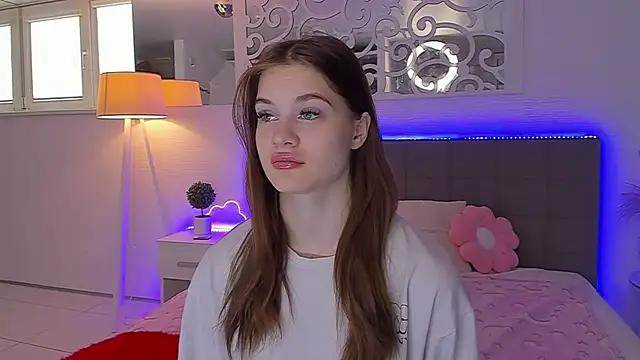 LuisaClover online show from May 2026 12:21:01 PM