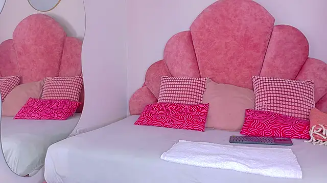 SeleneGibson   online show from February 2026 07:25:01 PM