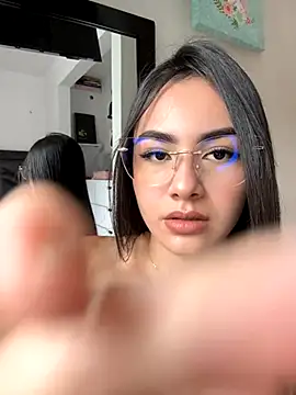 IslaCole online show from November 2025 07:19:01 PM