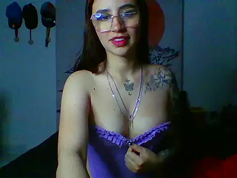 Snapshot of MiaHotVibes2 chatting on October 2025 04:31:01 AM MiaHotVibes2 online show from October 2025 04:31:01 AM