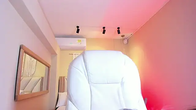 NahimiThompson online show from April 2026 07:45:01 PM