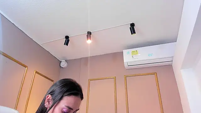 NahimiThompson online show from November 2025 07:40:01 PM