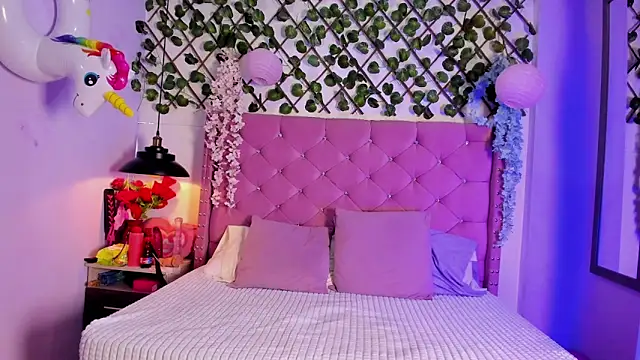 Snapshot of Violet-Storm- chatting on October 2025 08:41:02 PM Violet-Storm- online show from October 2025 08:41:02 PM