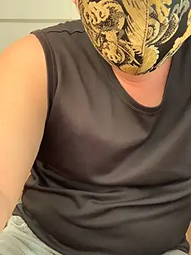 Snapshot of LUOKEKE chatting on October 2025 05:30:02 AM LUOKEKE online show from October 2025 05:30:02 AM