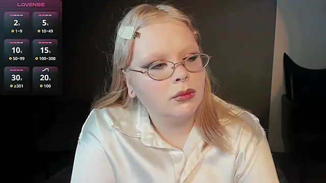 Snapshot of LottieReed chatting on May 2026 07:06:01 AM LottieReed online show from May 2026 07:06:01 AM