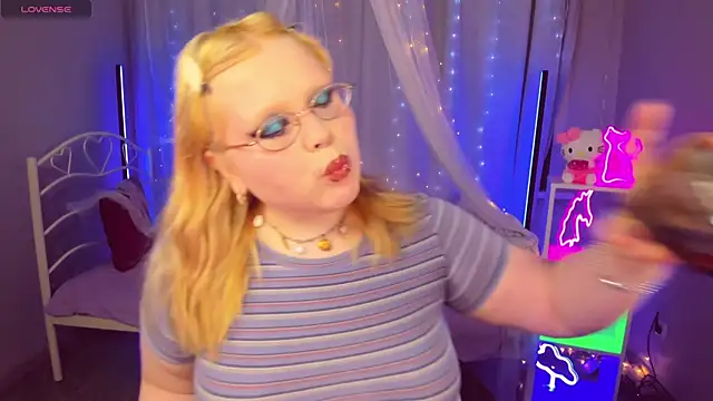 Snapshot of LottieReed chatting on June 2026 05:54:02 PM LottieReed online show from June 2026 05:54:02 PM