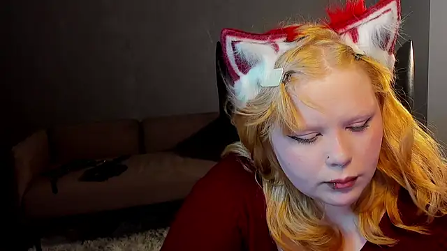 Snapshot of LottieReed chatting on May 2026 06:28:02 AM LottieReed online show from May 2026 06:28:02 AM