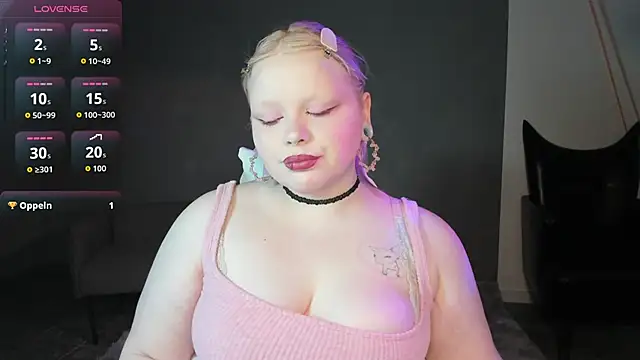 Snapshot of LottieReed chatting on May 2026 07:40:02 AM LottieReed online show from May 2026 07:40:02 AM