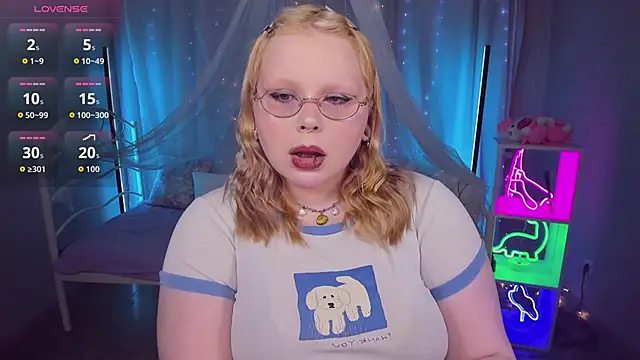 Snapshot of LottieReed chatting on June 2026 12:10:02 PM LottieReed online show from June 2026 12:10:02 PM