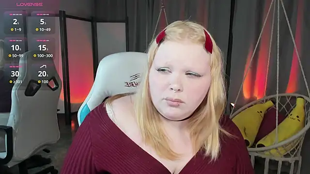 Snapshot of LottieReed chatting on May 2026 09:13:01 AM LottieReed online show from May 2026 09:13:01 AM