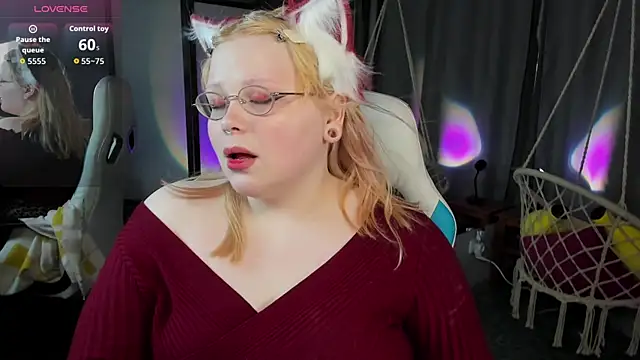 Snapshot of LottieReed chatting on June 2026 01:43:02 PM LottieReed online show from June 2026 01:43:02 PM