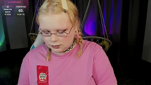 Snapshot of LottieReed chatting on June 2026 03:53:02 PM LottieReed online show from June 2026 03:53:02 PM
