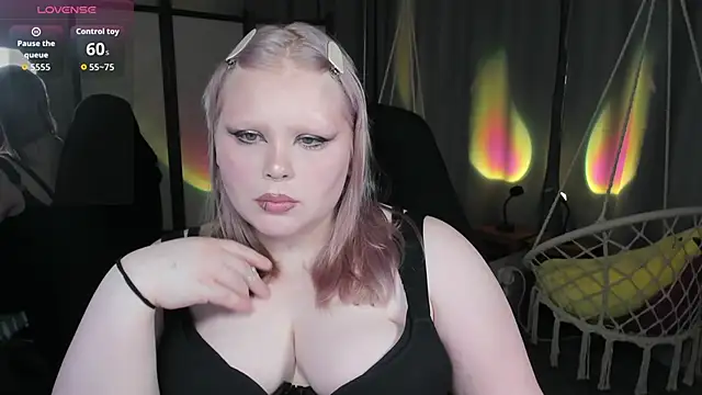 Snapshot of LottieReed chatting on May 2026 07:14:01 AM LottieReed online show from May 2026 07:14:01 AM