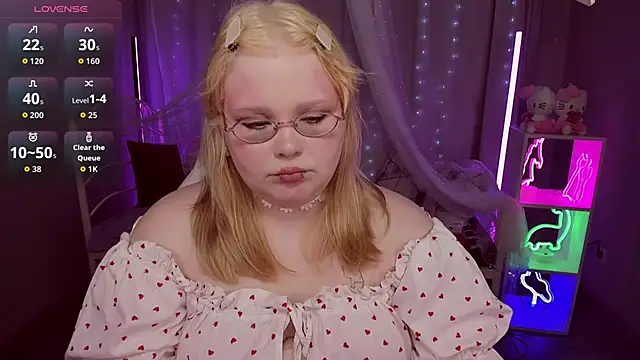 Snapshot of LottieReed chatting on June 2026 12:10:02 PM LottieReed online show from June 2026 12:10:02 PM