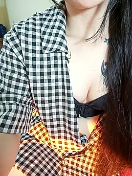 Snapshot of Cherry_Le02 chatting on November 2025 04:33:01 PM Cherry Le02 online show from November 2025 04:33:01 PM