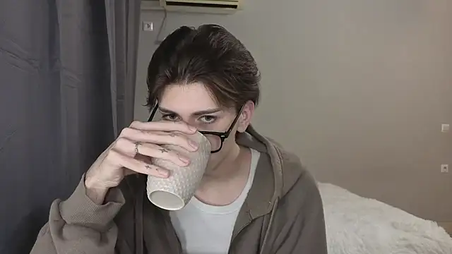 Snapshot of Oliver_star_boy_ chatting on October 2025 04:40:02 PM Oliver star boy  online show from October 2025 04:40:02 PM