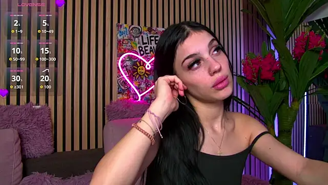 Snapshot of MirunaHaze chatting on January 2026 05:00:02 AM MirunaHaze online show from January 2026 05:00:02 AM