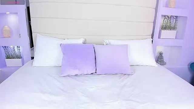 AmyColman  online show from February 2026 12:00:01 PM