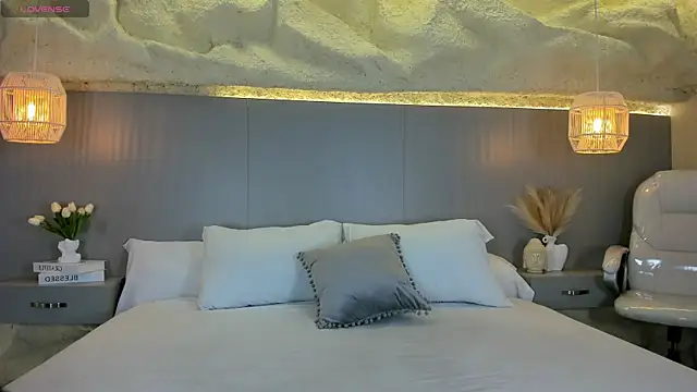 AmyColman  online show from April 2026 12:07:02 PM