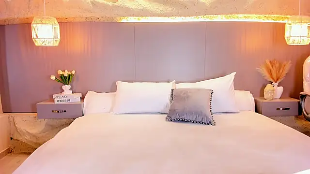 AmyColman  online show from April 2026 12:12:01 PM