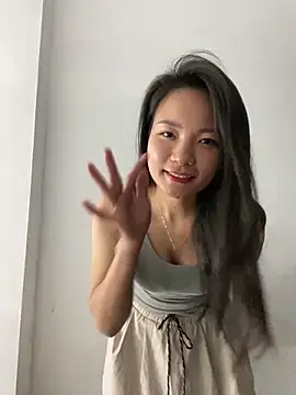 Bee Yellow00 online show from October 2025 05:01:01 PM