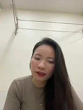 Bee Yellow00 online show from November 2025 04:29:02 AM