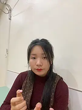 Bee Yellow00 online show from February 2026 05:03:02 AM